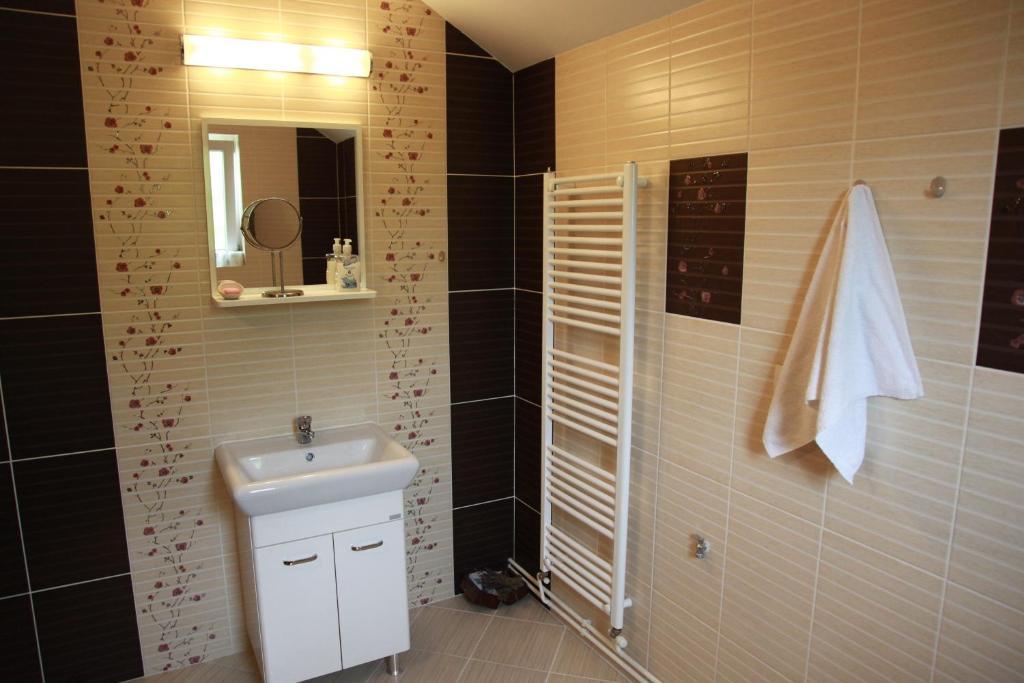Casa File De Poveste Targu Jiu Bilik gambar